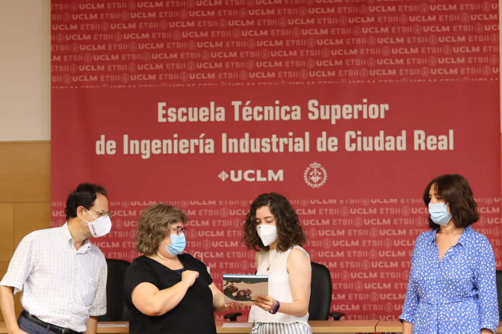 Entrega de Premio Trivial Ingeniería en Femenino